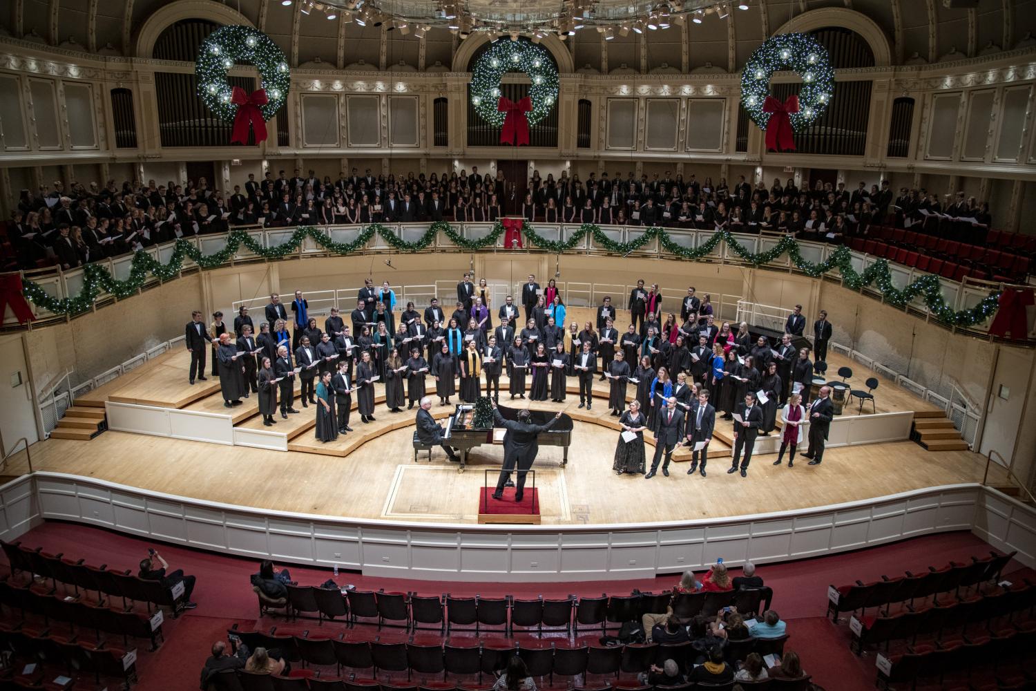 The <a href='http://gk46.lcxjj.net'>bv伟德ios下载</a> Choir performs in the Chicago Symphony Hall.